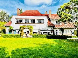 Ruime villa > 350m2 bew. opp op 10,75 are op toplocatie in Heverlee Boskant.<br /><br />Locatie: op 500-1000m van Heverleebos, wandel/fietsafstand van Imec, KULEUVEN, Arenbergpark, UZ Leuven, Leuven-centrum, Heverlee-station en Leuven-station. <br /><br />Gevelbreedte van meer dan 20 meter en een diepte van meer dan 10 meter zonder inkijk van buren.<br />Woning in Franse stijl. Zeer degelijk gebouwd. <br /><br />Zeer ruime woonruimte van 79m². De woning beschikt over een groot bureau. Mogelijkheden voor een thuiskantoor.<br />Ruime inpandige garage en berging aan. <br /><br />Op de 1e verdieping zijn er 4 ruime slaapkamers met elk een eigen badkamer, ingericht in 2004. <br />Mooie breed terras en mooie tuin. De villa is voor ongeveer de helft onderkelderd en beschikt over een ruime zolder. <br /><br />Woning is te vernieuwen. De woning is verwarmd met aardgas, uitgerust met een recente HR condenserende ketel. <br />Deze woning beschikt over mooie massieve parket, zowel op de gelijkvloers als op de 1ste verdieping. Een aanzienlijke verbetering van het EPC is eenvoudig realiseerbaar door de plaatsing van dubbel glas en zonnepanelen. Asbestvrije woning.<br />Topligging op alle vlakken: Brussel, Leuven, bos, natuur en rust en een zeer rustige omgeving tegenover het Jezuïetenhuis Heverlee.