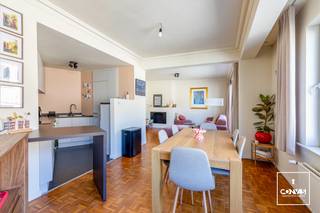Op zoek naar een aangenaam appartement met karakter, veel lichtinval en een praktische indeling? Dit verzorgd appartement in de Heilig-Hartstraat in Sint-Amandsberg heeft heel wat troeven in huis.<br /><br />Bij het binnenkomen word je verwelkomd in een <strong>ruime inkomhal</strong>, die toegang biedt tot de verschillende leefruimtes. De <strong>lichtrijke leefruimte</strong> is een echte blikvanger dankzij de mooie <strong>parketvloer</strong>, die zorgt voor een warme en stijlvolle uitstraling. De aangename leefruimte biedt voldoende plaats voor zowel een gezellige zithoek als een eethoek. De <strong>keuken </strong>sluit mooi aan bij de leefruimte en is <strong>praktisch ingericht</strong>. Verder beschikt het appartement over <strong>twee volwaardige slaapkamers</strong>, een badkamer en een <strong>aangenaam terras</strong>, waar je heerlijk kunt genieten.<br /><br />Ook op praktisch vlak scoort dit appartement sterk. Zo is er een <strong>privatieve kelderberging</strong> voor extra opslagruimte en kunnen fietsen veilig gestald worden in de <strong>fietsenstalling </strong>achter het gebouw. Met een EPC-label C is dit appartement bovendien een interessante combinatie van wooncomfort en energiezuinigheid.<br /><br />Het appartement is gelegen in een <strong>aangename woonbuurt</strong> op korte afstand van het centrum van Gent. Vanuit de woning zijn winkels, dagelijkse voorzieningen, scholen en openbaar vervoer vlot bereikbaar.<br /><br />Wens je een bezoek in te plannen? Contacteer Laura via <strong>0492 07 26 62</strong> of <strong>laura@convas.be</strong>