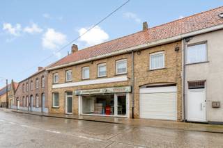 <span><span>Deze ruime gesloten woning, gelegen in het <strong>centrum van Vladslo</strong>, <strong>beschikt</strong> over een voormalige <strong>handelsruimte</strong> die zich perfect leent voor uiteenlopende invullingen, zoals een kapsalon, praktijkruimte, kantoor of voedingswinkel. Wenst u <strong>meer woonruimte</strong>? Dan kan deze ruimte, mits de nodige aanpassingen, ook perfect geïntegreerd worden in de woning.<br /><br />De voormalige handelsruimte biedt bovendien toegang tot een <strong>praktische kelder en een inpandige garage.</strong><br />Het woongedeelte start in de gezellige woonkamer, die aansluit op de keuken en de trap naar de eerste verdieping. Via de keuken bereikt u de wasplaats, het apart toilet, de badkamer en een handige berging. Daarnaast biedt de keuken ook toegang tot een <strong>praktische opbergzolder</strong>.<br />Op de eerste verdieping bevinden zich <strong>drie zeer ruime slaapkamers</strong>. Verder beschikt de woning over een uitzonderlijk <strong>ruime zolder</strong>, die perfect kan worden ingericht als extra slaapkamer, bureau, hobbyruimte of <strong>polyvalente ruimte</strong>.<br />Buiten geniet u van een gezellige koer met tal van bijgebouwen, ideaal als <strong>extra bergruimte</strong>, werkplaats of voor diverse hobby’s.<br />Dankzij de centrale ligging, de ruime indeling en de vele mogelijkheden vormt deze eigendom de ideale basis voor wie op zoek is naar een woning met <strong>extra potentieel</strong>.</span></span>
<div><br /><span><u><span>Troeven:</span></u></span>
<ul>
<li><span><span>Centrale ligging in het centrum van Vladslo;</span></span></li>
<li><span><span>Voormalige handelsruimte met diverse mogelijkheden;</span></span></li>
<li><span><span>Inpandige garage;</span></span></li>
<li><span><span>Praktische kelder;</span></span></li>
<li><span><span>Gezellige koer met tal van bijgebouwen;</span></span></li>
<li><span><span>Drie zeer ruime slaapkamers;</span></span></li>
<li><span><span>Inrichtbare zolder.</span></span></li>
</ul>
<span><span>Wenst u meer info? Of liever een bezichtiging? Neem contact met ons kantoor en we begeleiden u graag verder tijdens een plaatsbezoek. Dit kan op het nummer 051 50 11 51 of per mail via diksmuide@diksimmo.be. </span></span></div>
