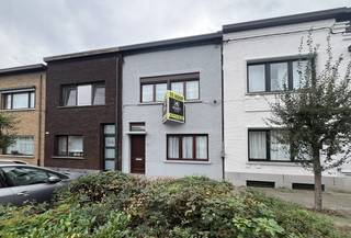 Leuke gezinswoning op een toplocatie net buiten de stadsvesten. Met 2 tot 3 slaapkamers en tuin op het Zuiden. Garage inbegrepen in vraagprijs.Treinstation, scholen, supermarkten en openbaar vervoer in de buurt. Het centrum van de stad is slechts 10 minuutjes wandelen..<br />Indeling: <br />GLV: inkomhal, woonkamer, lichtrijke eetkamer, geïnstalleerde keuken, badkamer met inloopdouche, lavabo en toilet, veranda met toegang tot de tuin.
<br />Bovenverdieping: nachthal met toegang tot 2 slaapkamers (12 en 17 m²) en toilet. <br />Deze woning heeft ook een droge kelderberging.<br />De tuinzone met zonneterras is helemaal omheind. <br />Achteraan de tuin is er een ruime tuinberging. <br />Daarachter is er de bijhorende garage met uitweg via Zagerijstraat.<br />Kenmerken<br />+ Uitstekend gelegen
<br />+ Garage inbegrepen (eventueel apart te koop)<br />+ Uitweg achteraan<br />+ Scholen, winkels, station in de buurt<br />+ Renovaties uitgevoerd in 2021 en 2025<br />+ Geen renovatieverplichting<br />+ Elektriciteit conform<br />U kan de woning voor uw bezoek bekijken via onze 360°-tour op www.avantivastgoed.be<br />Voor meer info of plaatsbezoek? Bel 0479 01 00 00 of info@avantivastgoed.be