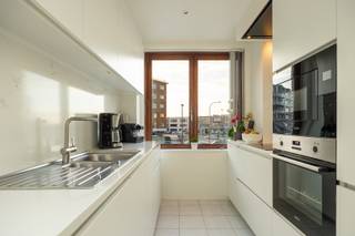 Dit hoekappartement van bevindt zich op de eerste verdieping van een goed onderhouden residentieel gebouw met lift. Het appartement geniet van...