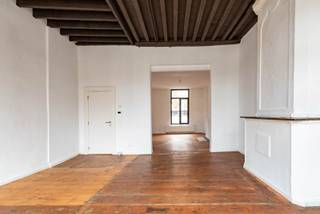 Dit eigenzinnig kantoor op de Stadswaag combineert historisch karakter met modern comfort. De ruimte maakt deel uit van een historisch pand dat een totaalrenovatie onderging. Bewaarde elementen geven het kantoor net dat ietsje meer. <br /><br />Het kantoor is +/- 77,5m² groot en bevat open ruimtes, sanitair en een kitchenette. Een groot pluspunt is het gemeenschappelijke terras (+/- 6m²): een prettige plek om even te ontspannen, informeel te overleggen of samen te lunchen in de buitenlucht. <br /><br />Meer info of een bezoek? Neem dan snel contact op!