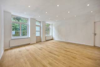 Ontdek deze prachtige, volledig gerenoveerde woning (2025) met een bewoonbare oppervlakte van maar liefst 292 m², gelegen op een perceel van 8...