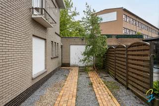 Te renoveren halfopen bebouwing met veel potentieel in het hart van Lede.<br />Deze woning beschikt over drie volwaardige slaapkamers en biedt tal van mogelijkheden om ze volledig naar eigen smaak en wensen te moderniseren. <br />Dankzij de halfopen ligging geniet u van extra lichtinval en een aangenaam ruimtegevoel. <br />Ideaal voor gezinnen, starters of investeerders die op zoek zijn naar een pand met karakter en renovatiemogelijkheden.<br />Gelegen op een gunstige locatie nabij winkels, scholen en openbaar vervoer. Een unieke kans om uw droomwoning te creëren in een aantrekkelijke omgeving.<br />Graag een bezoek bel Laura 0469 14 29 44 of mail laura.l@cornelis-goeman.be