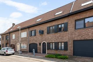 Uiterst gunstig gelegen woning in een zeer rustige en kindvriendelijke woonomgeving! Dit huis bevindt zich in een aangename woonwijk, ideaal voor gezin met kinderen. Het ligt tevens op wandelafstand van het park van Boom en in de nabije omgeving van verschillende grootwarenhuizen, scholen en het openbaar vervoer. De oprit van de A12 ligt op slechts 3 min. rijden en biedt vlotte verbindingen naar Antwerpen en Brussel.<br /><br />Dit eigendom werd gebouwd in 1990. Het werd steeds zeer goed onderhouden en is volledig instapklaar! De keuring van de elektriciteit is volledig conform. Zeer goede EPC score: Label B. 24 zonnepanelen + 15K bat zijn aanwezig. Het <em><strong>GLVL</strong></em> is ingedeeld in een inkomhall, een apart toilet, een zeer ruime woonkamer van 50m2, een volledig ingerichte keuken met granieten werkblad, een wasplaats en een inpandige garage. Op het <strong><em>1e verdiep</em></strong> bevinden zich 3 slaapkamers, een apart toilet en een volledig ingerichte badkamer. Verder leidt een vaste trap naar een zeer mooie zolderruimte van 52m2 op het <strong><em>2e verdiep, </em></strong>die ingericht kan worden in extra slaapkamers, een hobbyruimte,... De tuin is verzorgd en gezellig ingericht met kunstgras, een tuinberging en een kwalitatieve zonneluifel. <br /><br />📞 Contacteer ons vandaag nog voor een afspraak via info@leximmo.be of 03/459.99.99!