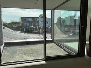 Dit nieuwbouw energiezuinig appartement(80m²) is gelegen te Muizen, vlot bereikbaar en nabij openbaar vervoer, invalswegen, school en supermarkt.Het appartement omvat een ruime living met ingerichte open keuken welke uitgeeft op het terras, 2 slaapkamers, gastentoilet, badkamer met inloopdouche, wasplaats en ondergrondse parking met kelderberging.De aanwezigheid van een warmte pomp met vloerverwarming, zonnepanelen en zonnescreens maken dit appartement compleet. Het appartement wordt volledig nieuw geschilderd.
