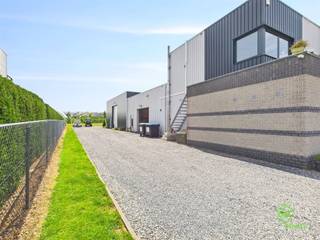 Op het industrieterrein van Gingelom vinden we deze ruime werkplaats terug met toonzaal en bovengelegen conciërgewoning. De strategische ligging, in...