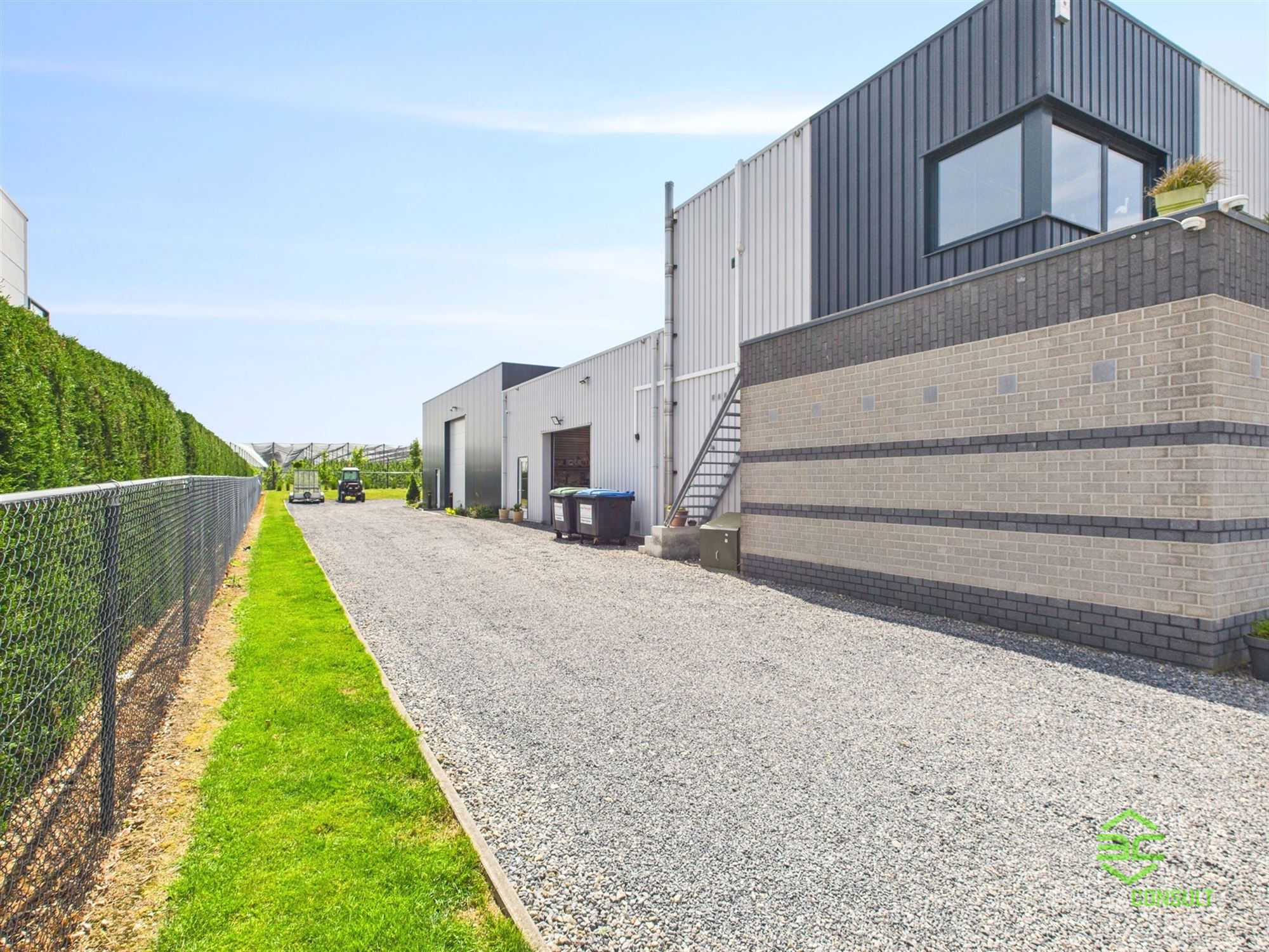 Instapklare werkplaats van 355m² met toonzaal en conciërgewoning! - foto 2