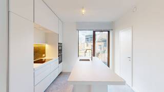 <p>Nieuwbouw appartement met zicht op de Schelde. <br /><br />Gelegen op de eerste verdieping van nieuwbouwproject THE GALLERY, vlakbij de Scheldekaaien en het vernieuwde Zuidpark. Geflankeerd door het MHKA, de Hoopnatie en vele galerieën, ademt deze site het bruisende karakter van het Zuid.<br /><br />Men betreedt het appartement via de inkomhal met separaat toilet. De leefruimte geniet veel lichtinval dankzij de grote raampartijen langs beide kanten. Open de schuifwanden en geniet van een inpandig Zuid-West gericht terras met zicht op de Schelde. Verder een volledig geïnstalleerde open <span>bulthaup </span>keuken met kookeiland.<br /><br />Achteraan bevinden zich 2 ruime slaapkamers, met telkens een ensuite badkamer.<span> </span>Masterbedroom met aansluitend badkamer voorzien van dubbele wastafel en ligbad. Verder een tweede slaapkamer met aansluitend een douchekamer. Bergruimte met aansluiting voor wasmachine en droogkast.<br /><br />Bijzonderheden: <br />- Mogelijkheid om een dubbele ondergrondse autostaanplaats nr 26 te huren aan 220 EUR/maand. <br />- Mogelijkheid om op vennootschap te huren<br /><br /></p>