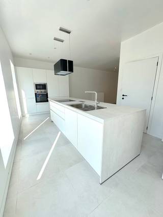 Dit volledig vernieuwd gelijkvloers appartement is gelegen in het stadscentrum, op wandelafstand van het station en de grote markt! Het werd in 2025 tot in de puntjes gerenoveerd en bestaat uit een lichtrijke leefruimte met open keuken met kookeiland ( inductiekookplaat, spoelbak, dampkap, vaatwas, oven, microgolfoven), apart toilet, berging, 2 slaapkamers en een badkamer ( inloopdouche en dubbele lavabo). Buiten is er een leuk terras van 7 m2. Uniek gezien ligging/ kleinschalige residentie van 3 appartementen/ afwerking! Werkelijk alles werd vernieuwd. Mogelijkheid tot de aankoop van een inpandige staanplaats aan 25000 euro. Bel snel voor een afspraak!