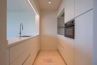 Très bel appartement entièrement rénové avec des matériaux de haute qualité, comprenant deux chambres à coucher spacieuses, à louer à l'année.<br />Situé au centre de la digue de Koksijde-Bad, c'est un véritable bijou pour ceux qui veulent profiter de tout ce que cette station balnéaire a à offrir.<br />Avec ses grandes baies vitrées, il bénéficie d'une lumière abondante et d'une vue directe sur la mer et la plage de Koksijde !<br />75 EUR de frais de syndicat par mois. EPC très bas = 140 = label B.