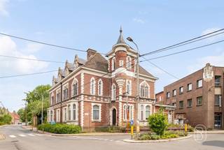 <p>UNIEK HERENHUIS met ENORM veel POTENTIEEL. CHARMANTE te renoveren HERENWONING (bestaande uit 2 identieke woningen - nu 1 van gemaakt) met OPRIT, 5 GARAGEBOXEN en TUIN. Ideaal voor VRIJ BEROEP/ZELFSTANDIGE/GROEPSPRAKTIJK. Enorm veel POTENTIEEL. School-/onderwijsgerelateerde activiteit verplicht. Bezoek na afspraak; Info@immobeguin.be</p>