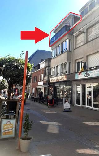 <p>Dit gemeubeld appartementje is heel centraal gelegen te Bredene in het winkel- wandel gedeelte van de Duinenstraat.<br /><br />Gelegen in een kleinschalig gebouw op de derde verdieping. Er is geen lift in het gebouw.<br /><br />Het is voorzien met een inkom, woonkamer met zetel en tafel en stoelen.<br />balkon aan de woonkamer en een open keuken met toestellen en eettafel aan de muur.<br /><br />1 slaapkamer met met 2 persoon bed en kleerkast.<br />Apart toilet en douchekamer met douche en lavabo.<br /><br />Overal pvc ramen met dubbel glas.<br />Verwarming met aardgas - epc 116 = Label B<br /><br />Huurprijs van 725 euro + 25 euro algemene lasten.<br /><br />Beschikbaar vanaf september 2026 .<br /><br />Bezoeken enkel na afspraak met kantoor. </p>