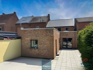 SOUS OPTION Dans une jolie rue au calme proche du centre ville et de la gare, belle maison 3 façades rénovée offrant 3 chambres et un beau...