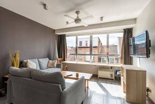 <p>Welkom in dit instapklare appartement vlakbij het historisch centrum en op enkele stappen van Dok Noord. Vlotte verbinding naar de stadsring en met het openbaar vervoer.</p>
<p>De ingang van het appartementsgebouw is gelegen in de Sint-Salvatorstraat en het appartement ligt aan de kant van Meerhem, een rustige straat zonder tram.</p>
<p>De indeling is als volgt:</p>
<p>Inkom hal met ruimte voor een vestiaire kast. Verder is er de complete keuken en leefruimte die uitkomt op Meerhem. Tussenin de slaapkamers is de badkamer met toilet en douche. In één van de slaapkamers staat de elektrische boiler voor warm water.</p>
<p>Daarnaast beschikt het appartement over een fietsenberging met toegang via Meerhem.</p>
<p>Beschikbaar bij akte.</p>
<p>Contacteer Top Vastgoed voor een bezoek op 0475 700 700.</p>