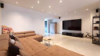 Bent u op zoek naar een uitzonderlijk ruime woning?<br />Dan is deze prachtig volledig  gerenoveerde gezinswoning precies wat u zoekt.<br /><br />Deze woning werd van A tot Z vernieuwd, waardoor u geniet van alle luxe en comfort van een nieuwe woning.<br /><strong>Totaal bewoonbare oppervlakte van maar liefst  255m² </strong><br /><br />De woning is voorzien met een royale woonkamer met salon en eetplaats.<br />De prachtige leefkeuken is voorzien met een eetplaats, smeg fornuis met oven en wijnfrigo.<br />Aansluitend een wasplaats /berging.<br /><br />Achter de keuken is er apart nog een extra grote slaapkamer en hal met trap naar het dakterras.<br /><br />Toegang via de keuken en tuin naar de grote dubbele garage met automatische poort en extra bergruimte.<br /><br />Op verdieping 1 zijn er 3 grote slaapkamers.<br />De eerste badkamer is uitgerust met een ligbad, douche, lavabomeubel en toilet.<br /><br />Op verdieping 2 een master bedroom met een eigen ensuite badkamer met dubbele inloopdouche, lavabomeubel en toilet.<br />Ingemaakte kasten en een dressing aan de kamer.<br /><br />Ook buiten werd aan alles gedacht. De nieuw aangelegde tuin vormt een aangename plek om te ontspannen of te genieten van de zon.<br />Het zongerichte dakterras biedt bovendien een heerlijke extra buitenruimte waar u de hele dag en avond van de zon kunt genieten.<br /><br /><strong>Troeven van deze woning:</strong><br /><br />🏡 Volledig gerenoveerd – alles is nieuw<br />📐 Uitzonderlijk grote ruimtes -255m² bewoonbaar<br />🛏️ 5 volwaardige slaapkamers<br />🛁 2 moderne badkamers<br />✨ Master bedroom met privébadkamer en dressing<br />🌳 Nieuw aangelegde tuin<br />☀️ Zongericht dakterras<br />🚗 Dubbele garage<br />🔑 Instapklaar wooncomfort<br />👨‍👩‍👧‍👦 Ideaal voor grote gezinnen<br /><br />Deze uitzonderlijk ruime woning combineert luxe, comfort en functionaliteit op een unieke manier.<br /><br />Vraagprijs 429.000 euro<br /><br />Mis deze prachtige woning niet en bel snel voor uw bezoek afspraak.<br /><br /><br /><br /><br /><br /><br /><br /> 