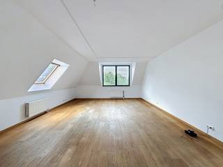 <p>Dit appartement met één slaapkamer van ±74 m², gelegen op de 2e verdieping, is ideaal gelegen in het hart van Waterloo, in een levendige wijk op een steenworp afstand van winkels, openbaar vervoer en restaurants. Het zal u bekoren met zijn royale afmetingen en uitzonderlijke lichtinval. Bij binnenkomst ontdekt u een prachtige woonruimte van ±50 m² met schuin dak, voorzien van een volledig uitgeruste keuken, die een mooie leefruimte biedt. Het slaapgedeelte bestaat uit een hal die toegang geeft tot een grote slaapkamer van ±25 m² en een badkamer. Raming van de kosten: 150 €/maand (gemeenschappelijk). Extra voorzieningen: thermostaat en videofoon. Gemeenschappelijke parkeerplaats (binnen en buiten) vrij. EPC: B. Afmetingen ter indicatie.<br /><br /></p>
<p><u>Op de 2e verdieping onder het schuine dak - A2.1<br /><br /></u></p>
<p>- Inkomhall - toilet</p>
<p>- Woonkamer met schuin dak van ±50 m²</p>
<p>- Volledig uitgeruste keuken</p>
<p>- Slaapgedeelte</p>
<p>- 1 grote slaapkamer van ±25 m²</p>
<p>- Badkamer</p>
<p></p>
<p>Raming van de kosten: 150 €/maand (gemeenschappelijk)</p>
<p>Individuele gasketel</p>
<p>Gemeenschappelijke parkeerplaats (binnen en buiten)</p>