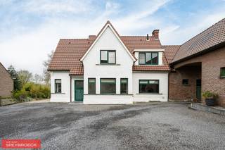 TE KOOP  –  GAVERE  Semmerzake aan de Sint Pietersstraat 8Zeer centraal gelegen halfopen bebouwing GAVERE  Semmerzake aan de Sint Pietersstraat 8 op...