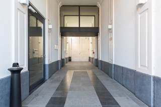 Luxueuze studio, van maar liefst 28 m² en met eigen privatief terras van 23m² in hartje Leuven nabij Grote en Oude Markt. Deze kamer bevindt zich op het gelijkvloers aan de achterkant en geniet van een prachtig uitzicht over de tuin. De studio heeft eigen sanitair (lavabo, wc en douche) en geïnstalleerde kitchenette. De studio zal ook volledig gemeubeld zijn met bureau, stoel, boekenrek, kast, dubbel bed, frigo en verduisterende rolgordijnen. Extra troef: Naast het hebben van uw eigen terras, mag elke student ook gebruik maken van de grote (7are!) gemeenschappelijke tuin. Top om te genieten of te studeren in het zonnetje, te midden het groen. Beschikbaar vanaf 15/09/2026. Huurprijs 870€ + 60€ provisie voor nutsvoorzieningen. Enkel voor studenten!