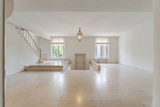 Dit uitzonderlijke villa-appartement van 280 m² biedt ongeëvenaard comfort en luxe, met een schitterend ruim terras, een privé tuin, dubbele garage...