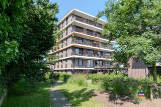 <p><span>HOBOKEN | GROEN ZUID | PRACHTIG NIEUWBOUWAPPARTEMENT MET TWEE SLAAPKAMERS, GROOT TERRAS EN PRIVATIEVE AUTOSTAANPLAATS | GELEGEN OP DE DERDE VERDIEPING VAN VERZORGD GEBOUW MET LIFT | EPC A | </span></p><p><span>Indeling als volgt : inkomhal met apart toilet - 2 slaapkamers - badkamer met wastafel en inloopdouche - woonkamer met open, volledig geïnstalleerde keuken - aansluitend terras van 17m² - aparte berging met aansluiting wasmachine. </span></p><p><span>De maandelijkse kosten bedragen ca. 190 EURO/maand. (syndicus, blokpolis, minuterie,..)</span></p><p><span> </span></p><p><span>Extra troeven :</span></p><ul><li><span>Gemeenschappelijke tuin en fietsenstalling</span></li><li><span>Ruime, privatieve kelderberging</span></li><li><span>Vliegenramen</span></li><li><span>Vloerverwarming</span></li><li><span>Op wandelafstand van het centrum van Hoboken (winkels en openbaar vervoer)</span></li><li><span>Conforme elektrische installatie</span></li></ul><p><span> </span></p>
