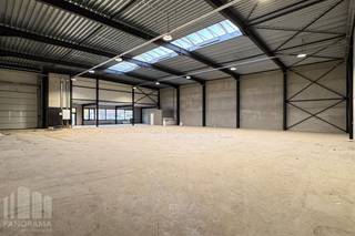 <strong>Nieuwbouw magazijn van 1.298 m² met 206 m² kantoorruimte en 218 m² polyvalente ruimte.</strong><br /><br />Het magazijn, op eigen perceel, is opgebouwd uit een staalconstructie met betonpanelen en een vloerbelasting van 3,5T/m². De magazijnruimte is toegankelijk via twee automatische sectionale poorten (4 m H X 4,5 m B) met afzonderlijke toegangsdeuren. Verder is de loods, met een vrije hoogte van +/- 6 m voorzien van een  lichtstraat met rookkoepel, polybetonvloer , sanitaire ruimte, kitchenette en de nodige verlichting.<br /><br />De polyvalente ruimte van 218 m² bevindt zich in de voorste ruimte op het gelijksvloer en is voorzien van de nodige nutsvoorzieningen en een lichtrijke dubbele opendraaiende voordeur met grote raampartijen. De kantoorruimte van 206 m² is uitgerust met alle nodige nutsvoorzieningen, telefonie en internet, kitchenette, verwarming.<br /><br />Deze combinatie van kantoorruimte en polyvalente ruimte zorgt ervoor dat de loods niet alleen functioneel is voor opslag of productie, maar ook voor diverse commerciële en zakelijke doeleinden. <strong>Ruime manoeuvreerruimte op de site met aanwezigheid van 22 parkeerplaatsen</strong>.  <strong>Zonnepanelensysteem </strong>op dak aanwezig.<br /><br /><strong>Onmiddellijk beschikbaar</strong> en verder in richten/af te werken naar eigen smaak.<br /><br />Contacteer <strong>PANORAMA B2B</strong> voor meer inlichtingen of een vrijblijvend plaatsbezoek op het nummer <strong>03 225 03 03</strong>.