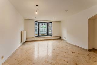 Centraal gelegen instapklaar appartement (125 m²) met 3 kamers en zeer groot zongericht dakterras (82 m²) te koop in het centrum van Roeselare.<br /><br />De centrale ligging in de winkelstraat nabij de Grote Mark van Roeselare maakt dit een ideale keuze voor wie op zoek is naar een comfortabel appartement in het stadscentrum.<br /><br />*Indeling van het appartement te koop:<br /><br />- inkom met apart toilet<br />- aangename woonkamer<br />- open ingerichte keuken met toegang tot erg ruim dakterras (82 m²)<br />- badkamer met lavabomeubel, bad en douche<br />- berging<br />- 2 slaapkamers<br />- 3de kamer als bureau/slaapkamer/dressing<br /> <br />*Kenmerken en troeven:<br /><br />- Locatie: de Noordstaat ligt op een steenworp afstand van de Grote Markt, bibliotheek, winkels, horeca en openbaar vervoer. Je hebt alles binnen handbereik.<br />- Lift: het gebouw beschikt over een lift, waardoor je gemakkelijk naar de eerste verdieping kunt.<br />- Terras: geniet van een mega dakterras (82 m²) achteraan.<br />- Conformiteitsattest voorhanden.<br /><br /><br />Dit appartement combineert comfort, locatie en praktische indeling. Neem contact met ons op voor meer informatie of een bezichtiging.<br /><br />Bestuursmaatregelen in het maatregelenregister: in aanvraag