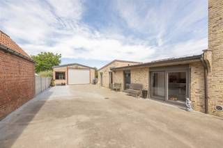 <p><span><strong>TOPPER | ENERGIEZUINIGE WONING MET LOODS OP 893M² TE DENTERGEM</strong></span><br /><span>Ben je op zoek naar een instapklare woning met loods maar wil je niet inboeten qua energiezuinigheid, hedendaagse normen en ruimte? Dan is dit je kans! </span><br /><span>Deze instapklare woning met loods is gelegen langs de Markegemsesteenweg te Dentergem, vlakbij bakker, slager, school, bibliotheek, supermarkt,... en werd grondig gerenoveerd met nieuwe aanbouw in 2001, nieuwe ramen + muurisolatie (2015), vloeren en keuken (2011), badkamer (2013),...</span><br /><span>Tot slot is er een ruime loods van maar liefst 112m² met recent dak en nog eens 21 zonnepanelen. Ideaal als opslag, atelier, hobby of polyvalente ruimte.</span></p><p><span><strong>INDELING: </strong></span><br /><span>We komen binnen in de inkomhal met rechtstreekse toegang tot de leefruimte. De leefruimte biedt voldoende plaats voor een ruime zithoek en eetplaats. Naast verwarming met warmtepomp kan men hier in de winter ook extra genieten van de gezellige palletkachel. Aansluitend vinden we de ruime open en geïnstalleerde keuken (koelkast | oven | stoomoven | dubbele spoelbak | vaatwasmachine | kookplaat | dampkap) met voldoende kastruimte alsook plaats voor een extra zithoek. Achterliggend bevindt zich de koele berging, de badkamer met inloopdouche en lavabo met meubel alsook de wasplaats. Verder is er gelijkvloers alvast 1 slaapkamer of bureauruimte voorzien.</span><br /><span>Op het eerste verdiep is er nachthal met toegang tot 2 ruime slaapkamers. </span><br /><span>Naast de woning is er een brede oprit met recente geautomatiseerde poort die uitgeeft op de binnenkoer met toegang tot het ruime bijgebouw van maar liefst 112m², tevens voorzien van een automatische poort, laadpaal, 21 zonnepanelen en drijfkracht.</span><br /><span>Tot slot is er een mooie grote tuin aanwezig met extra terras en met mooi zicht op agrarisch landschap om volledig tot rust te komen.</span></p><p><span><strong>TROEVEN: </strong></span><br /><span>- Bijgebouw van 112 m²</span><br /><span>- Perceel van 893m²</span><br /><span>- Energiezuinig - label B</span><br /><span>- Instapklaar</span><br /> </p>