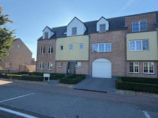 <p><strong><span>Zeer goed onderhouden appartement op de 1ste verdieping (lift aanwezig) met 2 slaapkamers, zuid gericht terras, bovengrondse autostaanplaats, grote garage & kelderberging gelegen te Mol-Rauw! Gemeenschappelijke kosten € 50,00 (forfait). Beschikbaar: 01/01/2027. EPC: 163 kWh/m² (label B).. </span></strong></p>
<p><strong><span><em>Ligging:</em> </span></strong><span>in de nabijheid van winkels, scholen en openbaar vervoer, <span>en met vlotte verbinding naar omliggende gemeenten en de Ring.</span></span></p>
<p><span><strong><em>Indeling:</em> </strong></span><span>inkomhal, woonkamer met open keuken, nachthal, gastentoilet, berging, badkamer, 2 slaapkamers, terras, kelderberging, garage & bovengrondse autostaanplaats.<br /></span><br /><strong><span><em>Omschrijving:</em> </span></strong><span>zeer goed onderhouden appartement op de 1ste verdieping (lift aanwezig). V</span><span>ia de inkomhal, met ingebouwde vestiairekast, kom je in een ruime woonkamer met open keuken, deze is volledig geïnstalleerd met keramische kookplaat, dampkap, koelkast en combi-oven. </span><span>De nachthal geeft uit op 2 slaapkamers, een badkamer met inloopdouche en enkele lavabo in meubel, een apart toilet en een berging met uitstortgootsteen en aansluitingen voor wasmachine en droogkast. </span><span>Achteraan het appartement is er een ruim zuid georiënteerd terras, voorzien van een elektrische zonneluifel.</span><br /><span>Zowel de kelderberging en de privatieve garage zijn van groot formaat en zijn inbegrepen in de prijs, alsook een extra bovengrondse autostaanplaats.</span></p>