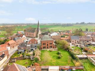<p>Imposante herenwoning met prachtige zuidgerichte tuin en uitzonderlijk potentieel, gelegen op een royaal perceel van 1.570 m². Deze karaktervolle woning (bouwjaar 1894, renovatie 2010) biedt maar liefst 294m² bewoonbare oppervlakte en leent zich perfect voor een B&amp;B, boetiekhotel of ruime gezinswoning. De zolder kan ingericht worden, en beschikt over een extra ruimte van ca 100 m².<br /><br />INDELING:<br />Gelijkvloers: ruime inkom- en traphal, gezellige dubbele leefruimte met authentieke schouw, parketvloer en karaktervolle deuren, geïnstalleerde keuken met extra eetplaats, bibliotheekruimte/bureau, berging, apart toilet en mooie kelder.<br />Verdieping: 4 ruime slaapkamers, 2 badkamers met alle comfort en een aparte dressing.<br />Zolder: zeer ruime zolder van ca. 100 m² met tal van mogelijkheden (extra kamers, hobbyruimte, kantoor).<br /><br />BUITEN:<br />Prachtige zuidgerichte tuin, ideaal om in alle rust te genieten. Verder beschikt de woning over een grote garage (2 plaatsen), meerdere parkeerplaatsen en een regenwaterput (5.000 L).<br /><br />Voor wie is dit pand ideaal?<br />♦ Voor ondernemers die wonen en hospitality willen combineren.<br />♦ Voor grote gezinnen die ruimte en karakter zoeken.<br />♦ Voor investeerders die potentieel zien in een uniek herenhuis.<br /><br />Dit zoekertje omvat enkele AI-gegenereerde visualisaties.<br /><br />Bezoek na afspraak met Immo Beguin<br />✉️ info@immobeguin.be</p>