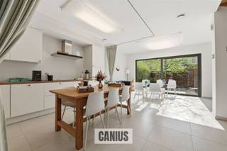 <p><span>WONING MET LIFT NABIJ HET CENTRUM</span></p><p><span> </span></p><p><span>Sint-Agneshof 6 te Sint-Truiden is de thuisbasis van deze hedendaagse woning. </span></p><p><span>We bevinden ons op wandelafstand van het bruisende centrum en vlakbij de ingang van natuurdomein Het Speelhof. </span></p><p><span>Eveneens het openbaar vervoer en de belangrijke invalswegen richting Hasselt, Tienen en Gingelom zijn vlakbij gelegen.</span></p><p><span> </span></p><p><span>Bij het betreden van de woning ontdekken we een inkomhal, een apart gastentoilet, een ruime leefruimte met open keuken en een berging.</span></p><p><span> </span></p><p><span>De eerste verdieping biedt een nachthal, een badkamer, twee slaapkamers en een berging.</span></p><p><span> </span></p><p><span>De zolderverdieping werd netjes afgewerkt, hier vinden we ook twee slaapkamers, een badkamer en de technische ruimte terug.</span></p><p><span> </span></p><p><span>Bijkomend beschikt deze woning over een aangenaam terras en voldoende parkeergelegenheid op de gratis parking van het Begijnhof.</span></p><p><span> </span></p><p><span>Als kers op de taart beschikt deze woning over een personenlift, dit maakt de woning geschikt voor jong en oud.</span></p><p><span>Momenteel is deze woning verhuurd, voor paramedische activiteiten, ideaal als investering of voor eigen bewoning.</span></p><p><span> </span></p><p><span>KORT SAMENGEVAT</span><span>:</span></p><p><span>Vraagprijs: € 445.000,00</span></p><p><span>Verkoop onder registratierechten (2% of 12%)</span></p><p><span> </span></p><p><span>Nieuwsgierig naar deze woning?</span></p><p><span>Maak snel een afspraak en kom ze ontdekken 078 78 30 39 <span>info@canius.be</span></span></p><p><span> </span></p><p><span>*Deze gegevens zijn louter ter informatieve titel. De vermelde oppervlaktes zijn slechts indicatie. Canius Real Estate kan niet verantwoordelijk gesteld worden voor de juistheid van de aan haar verstrekte gegevens. </span></p><p><span> </span></p>