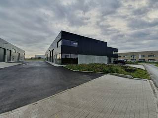 Unité PME d'environ 178 m² à louer à Wielsbeke. L'entrepôt est situé à proximité de différentes routes d'accès. Deux places de parking...