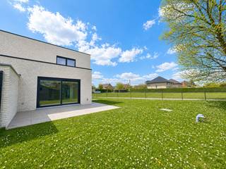 LAATSTE WONING TE KOOP ! <br />Deze moderne en praktische nieuwbouwwoning ligt op een zeer goede ligging te Evergem en ligt op een ideaal ZUIDgericht perceel ! Deze woning is ideaal voor wie zoekt naar een prachtige nieuwbouw met alle comfort op een zeer strategische ligging ! De ruimtes zijn meer dan logisch en er werd gekozen voor warme, tijdloze &amp; smaakvolle materialen !<br />Troeven: <br />- Halfopen bebouwing op een ideaal perceel van 381m² - ZUIDgericht; <br />- Volledig afgewerkt - NIEUWBOUW EERSTE BEWONING !<br />- TOPLIGGING te Evergem !<br />- E-peil 0 - mede door de vooruitstrevende energievoorzieningen !<br />- Verwarming via warmtepomp (vloerverwarming met aparte thermostaten); <br />- Aanwezigheid zonnepanelen (5.400Wp) + THUISBATTERIJ (5kW) !!<br />- Ventilatiesysteem + domotica + inbouw spots;<br />- Op maat gemaakte OPEN KEUKEN (incl. toestellen); <br />- PRACHTIGE BADKAMER met bad &amp; inloopdouche;<br />- 2 toiletten (beneden en boven);<br />- 3 ruime slaapkamers;<br />- Inpandige garage;<br />- Regenwaterput (7.500L);<br />- Prijs is excl. 21% BTW (constructie) en registratierechten op de grond.<br /><br />Indeling: inkom, apart toilet, leefruimte met open keuken en de inpandige garage met wasplaats.<br />1ste verdieping: nachthal, apart toilet, 3 slaapkamers en de badkamer met bad &amp; douche. <br />+ de aangename tuin met zonneterras.<br />+ de praktische oprit. <br /><br />ABSOLUTE AANRADER !<br />Meer info of een bezoek ter plaatse? Bel WIJSvastgoed op +32 9 395 80 10 !