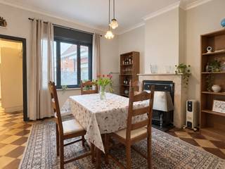 Te renoveren woning te koop in Oostrozebeke met 3 slaapkamers! <br /><br />Bij het betreden van de woning kom je terecht in de leefruimte, met aansluitend de keuken. Vanuit de keuken geniet je van een mooi zicht op de tuin. Verder bevindt zich op het gelijkvloers de badkamer.<br /><br />Op de eerste verdieping zijn er drie slaapkamers aanwezig. Daarnaast is er nog een vaste trap naar de zolder, die extra mogelijkheden biedt.<br /><br />Ben je op zoek naar een woning die je volledig naar eigen smaak kan renoveren? Dan is dit pand in Oostrozebeke zeker een bezoek waard!