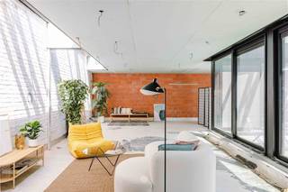 <p><span>RONSE </span><span>In het historische centrum van Ronse wacht deze bijzondere loft op haar verdere afwerking.</span></p><p><span>Een eigendom met karakter, royale volumes en vooral de vrijheid om het woongedeelte volledig naar eigen smaak vorm te geven.</span></p><p><span>De loft combineert een </span><span>industriële uitstraling met authentieke elementen</span><span>, hoge plafonds en grote raampartijen die zorgen voor een overvloed aan natuurlijk licht. Centraal werd een hoogwaardige veranda geïntegreerd die een verrassend ruimtelijk gevoel creëert. Hier kunnen naar wens slaapkamers, een extra leefruimte of een combinatie van beide worden ingericht. In het oorspronkelijke woongedeelte aan de voorzijde zijn keuken, eetkamer en living voorzien. De leidingen voor badkamer en sanitair liggen klaar, terwijl ook </span><span>domotica, vloerverwarming en een warmtepomp</span><span> reeds voorzien zijn.</span></p><p><span>Een absolute troef is de </span><span>private binnenpatio</span><span>: een zonnige en beschutte buitenruimte midden in de stad.</span></p><p><span>Op het gelijkvloers krijgt u bovendien een bijzonder veelzijdige professionele ruimte met grote inrijpoort, burelen, keuken, sanitair, opslag en ruime hangar. Ideaal als handelsruimte, atelier, garages of voor wie wonen en werken wil combineren.</span></p><p><span>Een lichtrijke loft met een sterke architecturale basis, klaar om verder afgewerkt te worden tot een unieke woonplek.</span></p>