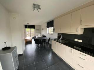 Dit appartement is gelegen op de eerste verdieping en bereikbaar met de trap.<br /><br />Via de inkomdeur komen we in de woonkamer met open keuken. <br />De keuken is voorzien van een koelkast, vaatwasser, microgolfoven en een keramische kookplaat.<br />Achter de woonkamer ligt het terras waar het heerlijk zitten is.<br /><br />Verder hebben we nog twee slaapkamers, een berging, badkamer met een bad-douche combinatie en een toilet.<br /><br />In de kelder beschik je nog over een kelderberging van +-16m². De carport met fietsenberging is inbegrepen in de huurprijs.<br /><br />De gemeenschappelijke kosten zijn inbegrepen in de totale huurprijs van 850 euro.<br /><br />Beschikbaar vanaf 1/8/26.<br /><br />De troeven:<br /><br />- Rustige ligging<br />- Terras<br />- Carport<br />- Grote kelderberging<br /><br />Heb je interesse? Stel je dan kandidaat via onze website www.immovl.be en druk op de knop<strong> 'IK WENS EEN BEZOEK!'</strong>