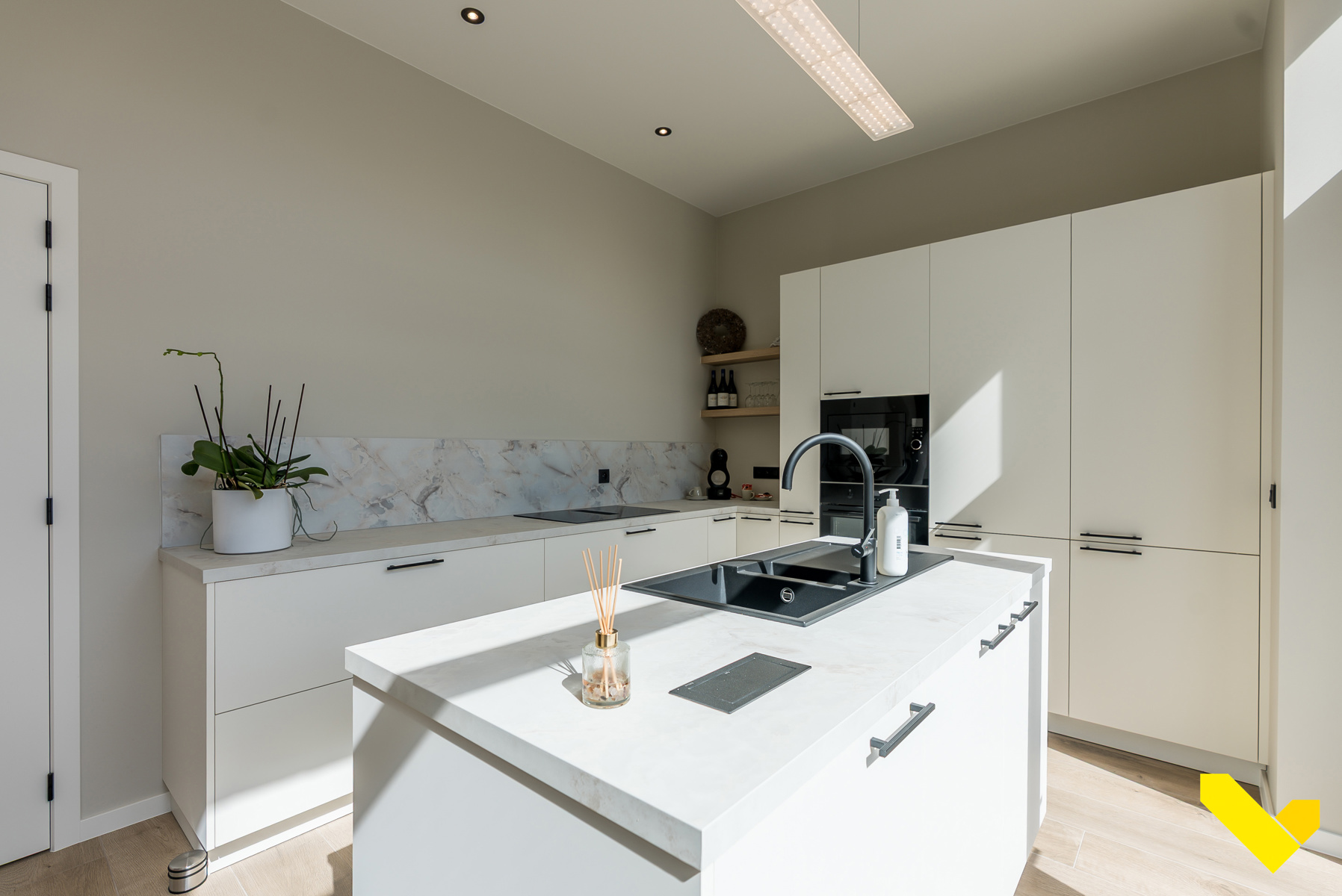 Luxueus gerenoveerde gezinswoning in hartje Geel.  - foto 3