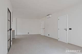 <p><span>Kom en ontdek dit appartement op zaterdag 25 april tussen 10 en 14 uur!</span></p><p><span>Dit tweeslaapkamerappartement bevindt zich in een kleinschalige residentie die in 2026 volledig van kop tot teen werd gerenoveerd.</span></p><p><span>Gelegen op het gelijkvloers geniet u hier van rust en privacy op een topligging in Rumbeke, met een vlotte bereikbaarheid en alle voorzieningen in de nabije omgeving.</span></p><p><span>De ruime woonkamer met open, volledig ingerichte keuken vormt het hart van het appartement en zorgt voor een aangename, lichtrijke leefomgeving. Verder beschikt het appartement over twee volwaardige slaapkamers, een praktische berging, een apart toilet en een ingerichte badkamer met ruime instapdouche. Bovendien kan u genieten van een ruim terras en een privatieve tuin.</span></p><p><span>Met een gunstige EPC-score B en conforme elektriciteit is dit appartement volledig instapklaar en energiezuinig.</span></p><p><span>Extra troeven zijn de privatieve kelderberging, een carport en een private autostaanplaats.</span></p><p><span>Een ideale opportuniteit voor wie comfortabel wil wonen op een uitstekende locatie!</span></p><p><span> </span></p><p><span>Langskomen? Geef een seinte op <span>info@property-vastgoed.be</span></span><span> of 0476 46 12 87</span></p>