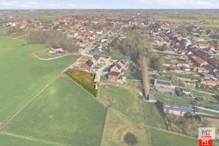 Op een uiterst rustige locatie, op het einde van een doodlopende straat, bevinden zich momenteel nog twee bouwgronden voor open bebouwing. Een ideale plek voor wie op zoek is naar privacy, een landelijke omgeving en toch vlakbij A19 Ieper-Kortrijk.<br /><br /><strong>Lot 5 </strong>heeft een oppervlakte van 781 m². Voor dit perceel werd reeds een plan uitgetekend met bijhorend lastenboek, zodat je meteen beschikt over een concreet bouwvoorstel.<br />De prijs bedraagt € 541.932 exclusief kosten.<br />De totaalprijs inclusief registratierechten, notaris en btw komt op € 641.610,87.<br /><br /><strong>Lot 11</strong> heeft een oppervlakte van 1.396 m².<br />De prijs voor de grond bedraagt € 295.000.<br />De totale kostprijs inclusief alle kosten bedraagt € 340.018.<br /><br />Video bekijken? Link: https://youtube.com/shorts/Ol2QKXxFIiM?feature=share<br /><br />Wenst u liever <strong>een plan volledig op maat van uw wensen en behoeften? Dat kan zeker</strong> - wij maken graag <strong>vrijblijvend</strong> tijd voor een persoonlijk gesprek om samen uw bouwplannen te bespreken.