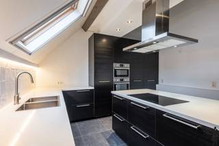 MODERNE RUIME WONING MET LIFT, TUIN EN ZONNIG DAKTERRASInstapklare woning met 4 slaapkamers, lift, tuin en zuidgericht dakterrasDeze ruime en...