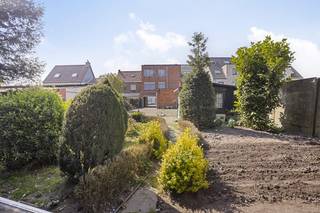 Cette maison est proposée à la vente dans la Kortbroekstraat, près du centre de Vrasene.La maison est actuellement divisée en un appartement...