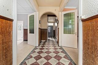 In het hart van Kortemark bevindt zich deze ruime woning met een veelzijdig potentieel. Dankzij de centrale ligging liggen winkels, scholen, horeca...