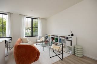 Met zicht op het Zuidpark bevindt dit top gerenoveerde instapklaar appartement zich. Bereikbaar met de lift, leefruimte met mooie breedte en uitzicht, open keuken volledig geïnstalleerd. Verder 1 ruime slaapkamer en badkamer.