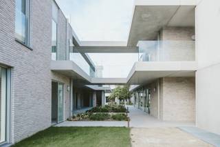Dockx realiseerde in de landelijke omgeving van Testelt 18 energie zuinige service flats voorzien van alle wooncomfort met functies zoals handgrepen, noodoproepsystemen en rolstoeltoegankelijkheid.
De woningen zijn voorzien van één of twee slaapkamers, open leefkeuken, woonkamer en badkamer met inloopdouche. Deze hebben allen een bewoonbare oppervlakte tussen 72m² en 124m² en zijn voorzien van ruime terrassen tot wel 63m². Het volledige complex is voorzien van ondergrondse parkeerplaatsen en bergingen.
De gezellige ontmoetingsruimte is ontworpen om een warme en uitnodigende sfeer te creëren waar bewoners graag samenkomen en een gezellige babbel kunnen hebben.
De ruime assistentiewoningen hebben alle wooncomfort voor actieve senioren en zijn onmiddellijk beschikbaar.
- Locatie: Plaats-Vondel 21 te Testelt
- Centrale rustige ligging
- Oppervlaktes van 72m² tot 124m²
- Ruime terrassen (gemiddeld 30m²)
- Erkend door Agentschap Zorg&Gezondheid
- 12% BTW + vrijstelling OV voor 10 jaar
- Startprijzen excl. kosten vanaf €275.000,-
Hebben wij je interesse gewekt? Neem dan snel contact met ons op!
jolien@dockx.com
+32 14 37 75 73