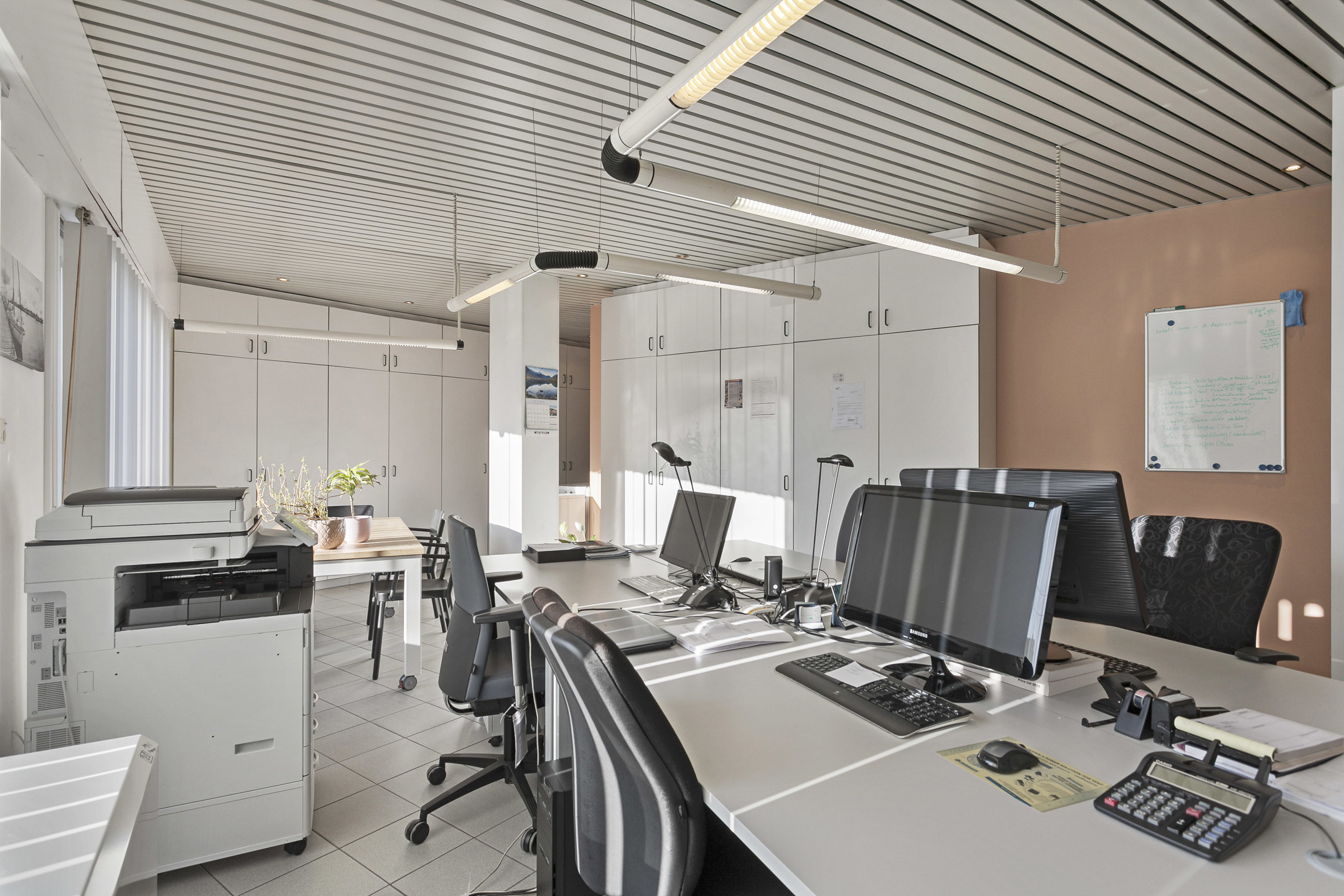 Magazijn met kantoorruimte, autostaanplaatsen en appartement - foto 4