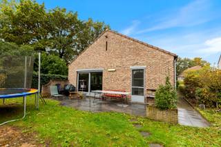 In een rustige, kindvriendelijke wijk van Aartselaar, zonder doorgaand verkeer, bevindt zich deze vrijstaande woning met tal van troeven. 
Gebouwd in 1990 en zorgvuldig onderhouden en vernieuwd, combineert ze comfort, ruimte en een gunstige ligging.

Bij het binnenkomen ervaart u meteen de lichte en ruime leefruimte. De open indeling zorgt voor een aangename connectie tussen de leefruimte, eetkamer en keuken. Dankzij de grote ramen geniet u de hele dag door van natuurlijk licht en een mooi uitzicht op de tuin.

De woning beschikt over twee ruime slaapkamers en een badkamer met douche, perfect ingedeeld voor een klein gezin, een koppel of wie graag gelijkvloers wil wonen. Op de grote zolder zijn er bovendien nog tal van uitbreidingsmogelijkheden: extra slaapkamers, een hobbyruimte of een bureau. 

De ruime garage biedt plaats voor wagen, fietsen en extra bergruimte. Buiten geniet u van een aangename tuin met terras en groen. 

Deze woning is ook technisch helemaal mee met haar tijd: EPC-label C, verwarming via warmtepomp, Asbestvrij – zorgeloos wonen zonder renovatiezorgen

De ligging is bovendien ideaal: een vlotte verbinding via de A12 brengt u in geen tijd naar Antwerpen of Brussel, terwijl winkels, scholen en openbaar vervoer op korte afstand liggen.

Kortom: deze woning in Aartselaar biedt de perfecte balans tussen rustig wonen, moderne voorzieningen en een centrale ligging.
Een instapklare woning met toekomstmogelijkheden – klaar om er uw nieuwe thuis van te maken.
