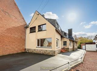 🏠 Découvrez votre nouvelle maison pendant le week-end des JOURNÉES PORTES OUVERTES !<br />📅 Samedi 21 mars ⏰ De 10 h à 11 h 30<br />📌 Accès libre – AUCUN rendez-vous nécessaire<br />📞 Vous souhaitez visiter la maison avant ? Appelez-nous au ☎️ 055 30 92 90<br /><br />SPACIEUSE CONSTRUCTION SEMI-OUVERTE offrant DE NOMBREUSES POSSIBILITÉS, située dans un ENDROIT FACILEMENT ACCESSIBLE à Brakel. Cette propriété peut, À CONDITION D'ÊTRE RÉNOVÉE, devenir une MAISON FAMILIALE SPACIEUSE, mais dispose aujourd'hui d'une DISPOSITION INTÉRESSANTE avec 2 UNITÉS D'HABITATION SÉPARÉES. ATTENTION : cette propriété est cadastrée comme MAISON D'HABITATION. Chaque unité dispose actuellement de son propre salon, cuisine, salle de bains et 2 chambres, ce qui offre des possibilités pour un PARENT/ENFANT VIVANT À DOMICILE ou pour fusionner les deux unités en une seule maison spacieuse. À l'extérieur, vous bénéficiez d'une grande allée, d'un garage et d'un jardin, ce qui offre un confort supplémentaire et des possibilités de stationnement. En bref, une propriété offrant BEAUCOUP D'ESPACE et DE FLEXIBILITÉ, idéale pour ceux qui recherchent un projet de rénovation avec des perspectives d'avenir dans un endroit facilement accessible.<br /><br />Adresse : Watermolenstraat 46 à Brakel<br /><br />EPC : Label F, score G et score P D, obligation de rénovation applicable
