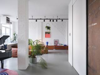 <strong>Architecturale en lichtrijke loft op een boogscheut van Centrum Gent.</strong><br /><br /><em>Voor meer informatie, mail naar info@carloeggermont.be</em><br /><br />Deze architecturale loft combineert een uitgesproken industrieel karakter met instapklaar comfort.<br /><br />Het open concept en de hoge plafonds zorgen voor een uitzonderlijk ruimtelijk gevoel en een overvloed aan lichtinval.<br /><br />Momenteel beschikt de loft op heden over één slaapkamer, met behoud van de royale open leefruimte en de kwalitatieve Bulthaup-keuken.<br /><br />Een central blok vormt een subtiel scheidend volume tussen de keuken en de slaapruimte van de leefzone. In dit volume werd doordacht een smaakvolle badkamer ingericht die voorzien is van een dubbele douche, ligbad en wastafel.<br /><br />Daarnaast is er een vestiairegedeelte, een gastentoilet en een aparte berging met aansluiting voor wasmachine en droogkast.<br /><br />Deze bijzondere plek deed vroeger dienst als atelier van kunstenaar Wim Delvoye, wat vandaag nog voelbaar is in enkele elementen, waaronder de karaktervolle stalen deur.<br />Als extra troef laat de loft toe te voorzien in een tweede slaapkamer of op een creatieve wijze een inpandig terras.<br /><br /><strong>Een unieke woonbeleving voor wie houdt van karaktervolle architectuur en modern wonen.</strong>