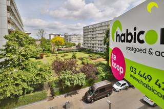 <p><span>Op de grens met Berchem in de gegeerde "Groenenhoek", vinden we dit lichtrijk hoekappartement.</span></p><p><span>Met tal van restaurants, koffiebars en winkels, sportfaciliteiten, scholen en groenvoorzieningen (Te Boelaerpark en Boekenbergpark op wandelafstand!) heb je hier alles wat je wenst binnen handbereik. Verder geniet deze locatie van een uitstekende bereikbaarheid dankzij de nabijheid van verschillende snelweg-opritten en andere belangrijke invalswegen. Ook de tram- en bushaltes bevinden zich om de hoek, met directe toegang tot de stad!</span></p><p><span>Bovendien heb je hier nooit parkeerstress: bij het appartement hoort namelijk een diepe garage (met stopcontact) plus een oprit; de vraagprijs is €30.000.</span></p><p><span> </span></p><p><span>Indeling:</span></p><p><span>Via trap of lift bereiken we de 4e verdieping. We komen binnen in de centrale inkomhal met handige vestiairekast. Voor ons bevinden zich de 2 slaapkamers, afgewerkt met een laminaatvloer (10m² en 14m²). De badkamer werd reeds gerenoveerd en werd voorzien van een douche en lavabomeubel. Hier is ook de aansluiting voor de wasmachine. Het toilet met handenwasser is apart.</span></p><p><span>Vervolgens komen we de aangename living, op mooie blokjesparket en met bio-haard. Dankzij de hoekligging geniet je hier van zeer veel lichtinval. De keuken is wat ouder, maar netjes onderhouden en functioneel. De dampkap en de vaatwasser werden recent nog vernieuwd. Vanuit de keuken hebben we toegang tot het terrasje, waar het genieten is van de avondzon (West).</span></p><p><span> </span></p><p><span>Troeven van het appartement:</span></p><p><span>* Gunstige ligging net buiten de stad</span></p><p><span>* epc C label (212 kWh/m²j)</span></p><p><span>* Het appartement zelf is asbestveilig</span></p><p><span>* Gemeenschappelijke fietsberging</span></p><p><span>* Garage met oprit</span></p><p><span> </span></p><p><span>Voor meer info of een bezoek ter plaatse bel 03/449.42.41 of surf naar www.habicom.be</span></p><p><span>De waarde van uw eigendom kennen ? Contacteer vrijblijvend onze habicom expert in uw buurt.</span></p><p><span> </span></p>