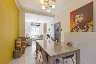 <p>Ruime, instapklare woning in een rustige straat in Ledeberg, vlak bij Gent: 163 m² bewoonbare oppervlakte, tot vijf slaapkamers, EPC B & een groot zonnig stadsterras.</p><p>De woning werd de voorbije jaren grondig vernieuwd. Keuken, badkamer & bureau werden recent volledig gerenoveerd, net als de mezzanine. Ook dak en plat dak, ramen achteraan & achterdeur zijn nieuw.</p><p>Gelijkvloers:<br />Inkomhal, living en eetplaats die samen een ruime woonzone vormen, keuken met rechtstreekse toegang tot het terras, apart toilet en badkamer. De badkamer werd twee jaar geleden volledig vernieuwd: inloopdouche, dubbele wastafel, twee inbouwkasten en plaats voor wasmachine en droogkast.</p><p>De absolute troef is het zonnige stadsterras met overkapping, met verrassend veel plaats om buiten te eten, te spelen of vrienden te ontvangen.</p><p>Eerste verdieping:<br />Twee slaapkamers.</p><p>Tweede verdieping:<br />Twee volwaardige slaapkamers, nu ingericht als dressing en bureau.</p><p>Mezzanine:<br />Vanuit het bureau leidt een trap naar een volledig gerenoveerde polyvalente ruimte, ideaal als vijfde slaapkamer, speel- of hobbyruimte. Enkel licht pleister- en schilderwerk resten nog.</p><p>Winkels, openbaar vervoer & belangrijke verbindingswegen liggen in de buurt. Gent-centrum is vlot bereikbaar.</p><p>Kijkweekend:<br />Zaterdag 17 en zondag 18 oktober, uitsluitend op afspraak via https://calendly.com/floristenstraat70/kijkdagen<br />Bod onder gesloten omslag tot woensdag 21 oktober om 22.00 uur.<br />De verkopers behouden het recht een bod al dan niet te aanvaarden.</p><p>Alle info, foto's en documenten: https://claude.ai/artifact/ERn7am6xUNozKGLoqjRo4v<br />Vragen: mail naar</p><p>- EPC: label B – 156 kWh/(m² jaar) – EPC-code 20260612-0003859183-RES-1<br />- Bewoonbare oppervlakte: 163 m² (volgens EPC)<br />- Overstromingsgevoeligheid: P-score A, G-score A<br />- Bestemming: woongebied<br />- Stedenbouwkundige vergunning: ja<br />- Dagvaarding/stedenbouwkundige overtreding: nee<br />- Verkavelingsvergunning: nee<br />- KI: € 627 – perceel 125</p>